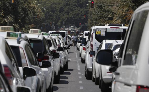 Los taxistas recrudecen sus protestas, mantienen el paro y acampan en el parque