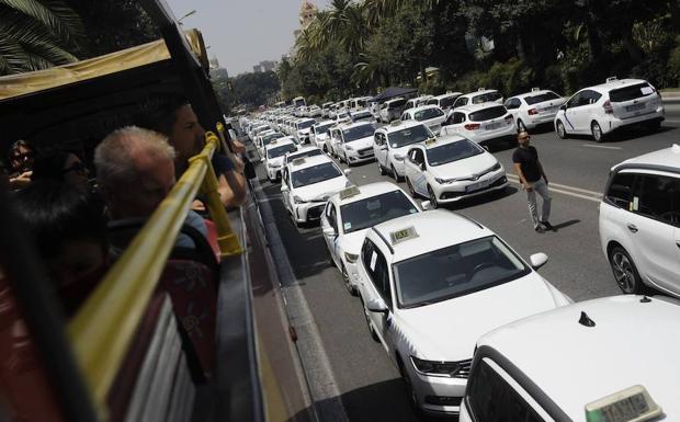 Taxistas mantienen cortado el Paseo del Parque y decidirán esta noche si siguen con la huelga indefinida