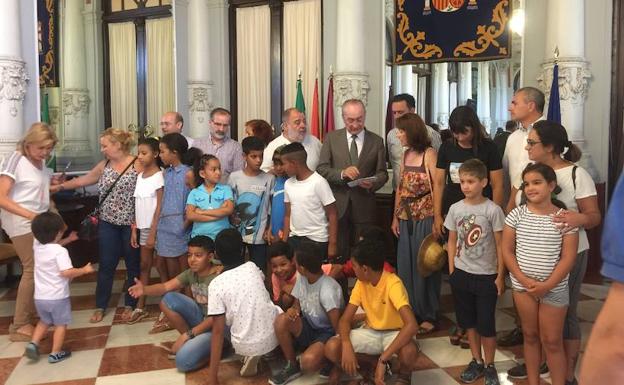 Una década de desayuno y recepción a los niños saharauis en el Ayuntamiento de Málaga