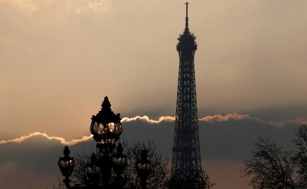 Cierra la Torre Eiffel por un conflicto laboral a raíz de las largas colas de espera