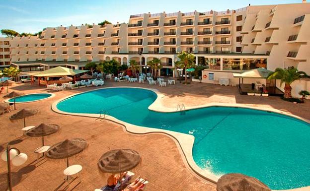 Cae al vacío mientras defecaba desde el balcón de un hotel en Magaluf