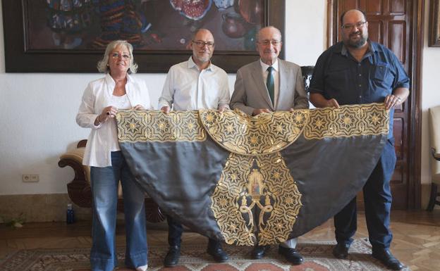 Enrique Ponce elige el gris pizarra para su sexto Capote de Paseo de Málaga