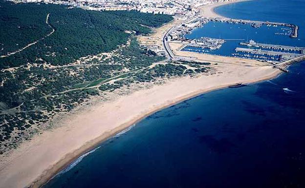 Fallece un niño de 4 años en la playa de Barbate tras arrastrar la corriente su colchoneta mar adentro