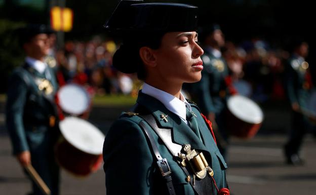 Sanción de un mes de empleo y sueldo a una agente que pidió un chaleco femenino