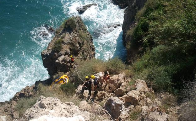 Rescatan de madrugada a un joven holandés que se había perdido en los acantilados de Maro