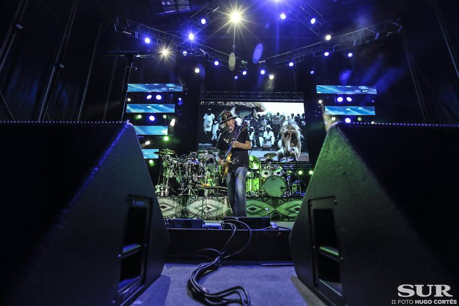 Santana transforma Fuengirola en una sucursal de Woodstock
