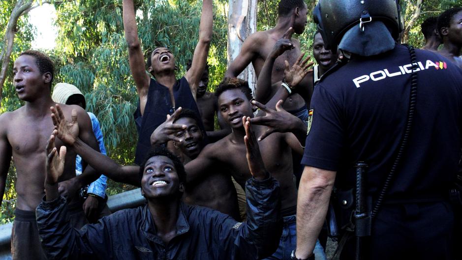 El juez no admite la denuncia presentada por una abogada de Málaga contra los migrantes del violento salto a la valla de Ceuta