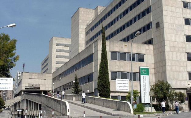 Ingresada en la UCI la niña que cayó del balcón de una casa rural en Arenas