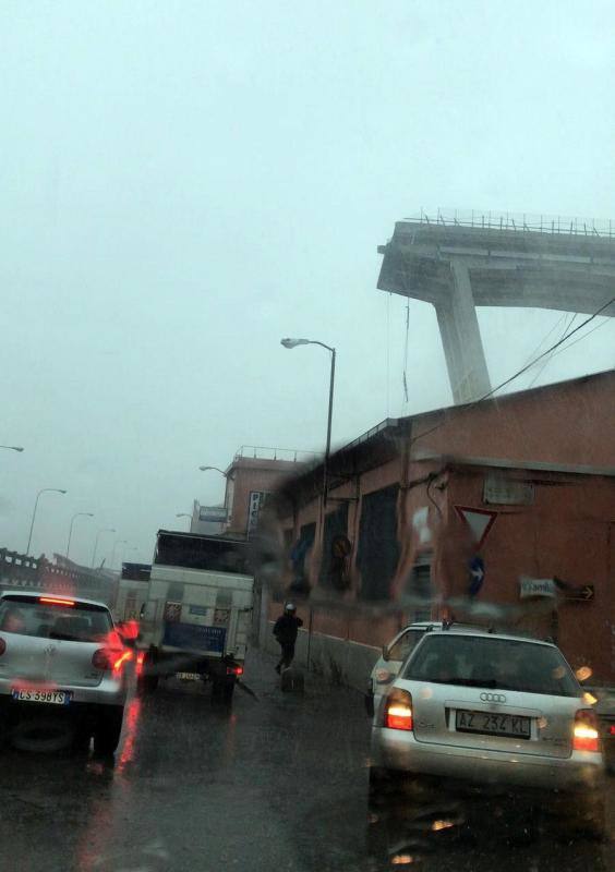 Decenas de muertos tras el derrumbe de un viaducto atravesado por una autopista en Génova