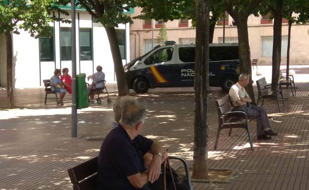 Tres jóvenes ocultos tras máscaras se burlaban de ancianos en Logroño para colgarlo en Youtube