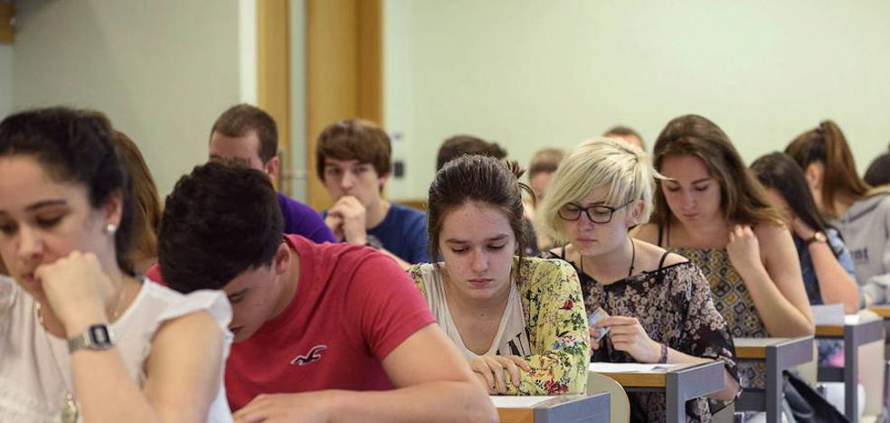 La ayuda media a becarios universitarios se ha reducido a niveles de hace una década