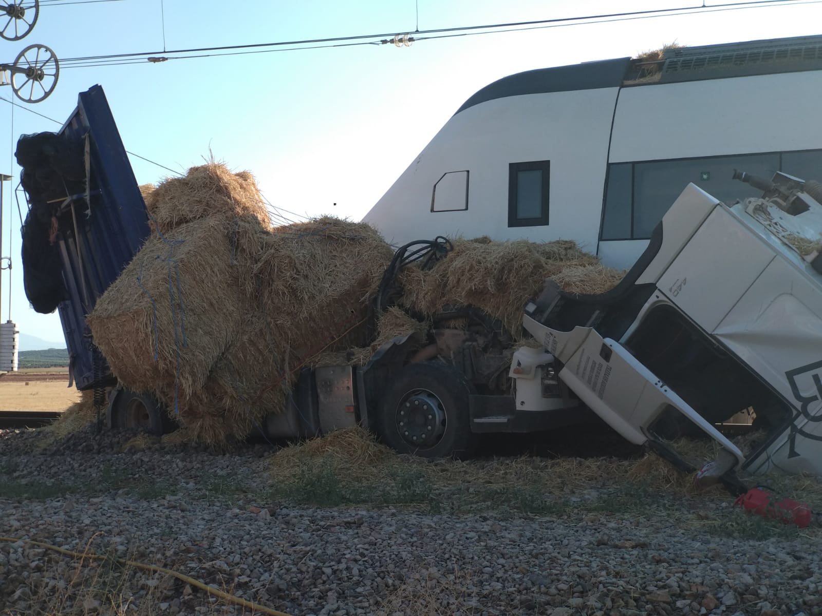 Así fue el choque del tren Sevilla-Málaga con un camión entre Fuente de Piedra y Bobadilla