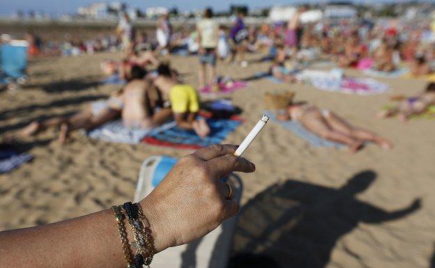 Torrox, pionero en la Costa del Sol en incluir espacios sin humo en playas