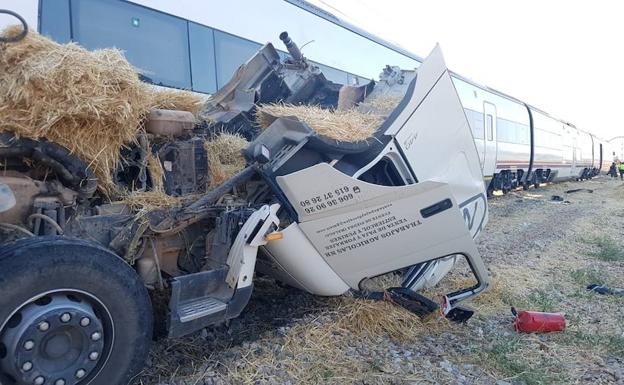 Un tren de media distancia entre Sevilla y Málaga arrolla a un camión en un paso a nivel sin barreras