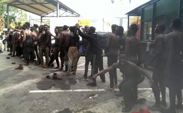 Violento asalto de un centenar de inmigrantes a la valla de Ceuta con siete guardias civiles heridos