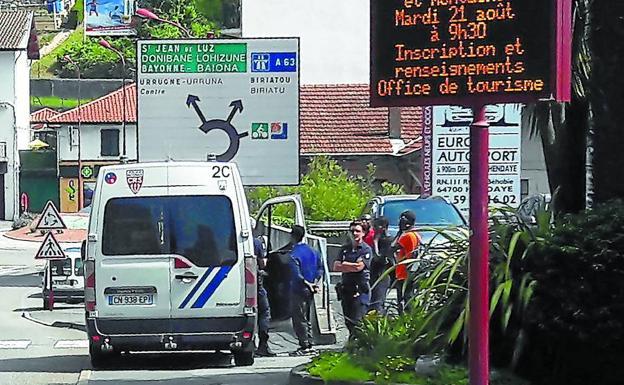 Francia impide el paso de migrantes en la frontera de Irún al endurecer los controles