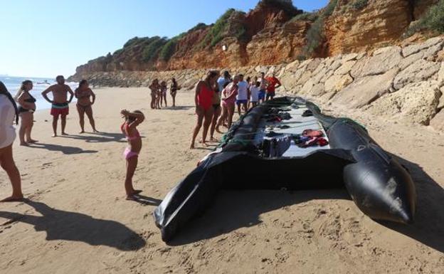 Una patera con medio centenar de migrantes desembarca en playas Chiclana ante la atónita mirada de los bañistas