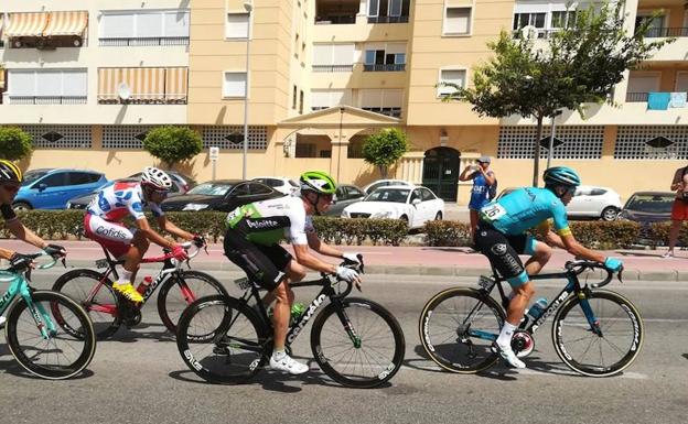 Directo | La 4ª etapa de la Vuelta abandona Málaga rumbo al Puerto de Alfácar