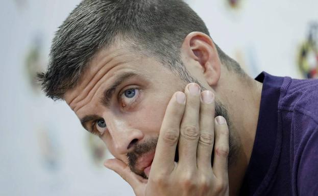 Denuncian a Gerard Piqué por conducir sin puntos por Barcelona