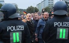 Tensión en los desfiles de manifestantes pro y antiextranjeros en Alemania