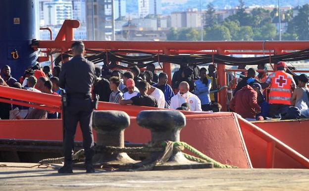 Andalucía pide al Gobierno de Pedro Sánchez la repatriación «con garantías» de los menores inmigrantes de Marruecos