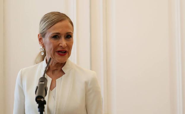 Cifuentes pide a la Complutense una excedencia de dos años