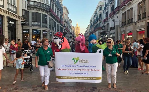 La calle Larios alza la voz en un desfile contra el suicidio