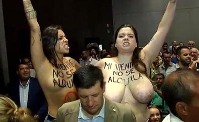 Femen irrumpe en el acto de Rivera por su defensa de la gestación subrogada