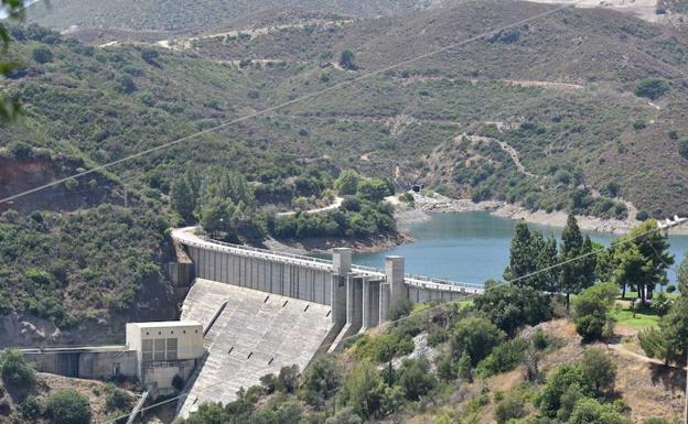 La Costa del Sol supera la época de mayor consumo de agua con más recursos que el año pasado
