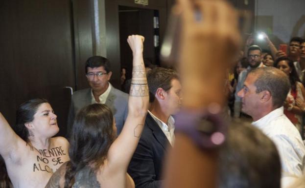 En alerta naranja y con activistas desnudas en el mitin de Rivera