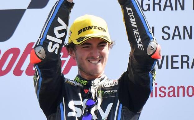 Bagnaia gana y Fenati pierde la cabeza