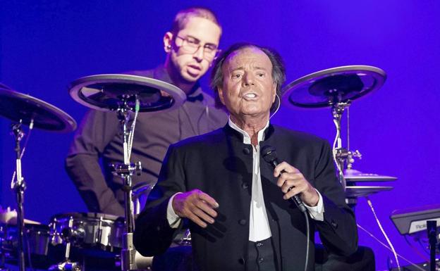 Julio Iglesias reaparece en concierto después de dos años sin cantar