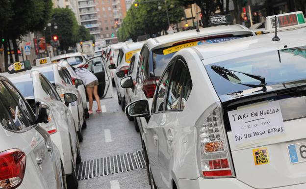 Las licencias de Uber y Cabify crecieron otro 4% en plena huelga estival del taxi