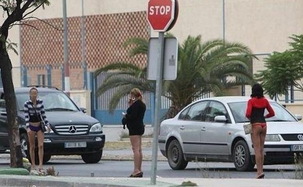 PSOE propone prohibir en Málaga la prostitución en la vía pública como paso previo para su abolición