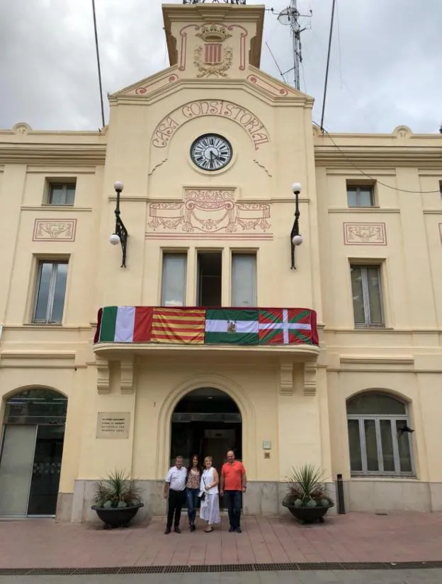 Sant Sadurní pide disculpas a la alcaldesa de Cañete por la polémica de las pancartas durante su pregón