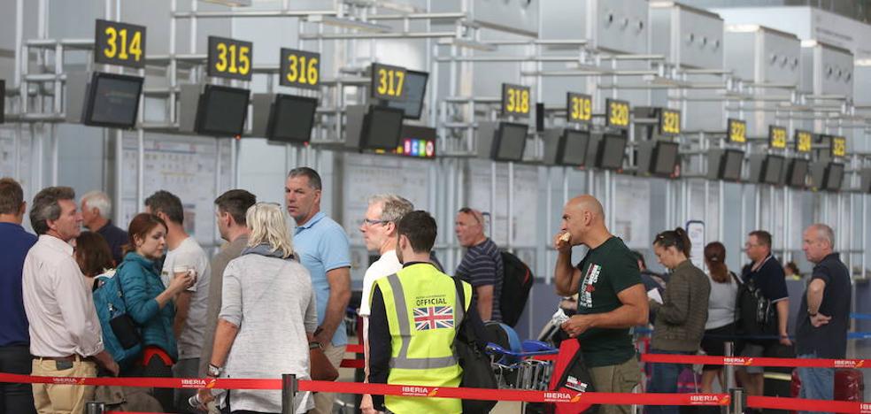 El aeropuerto de Málaga pierde pasajeros en agosto por primera vez en nueve años