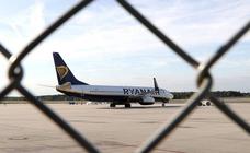 Los tripulantes de cabina amenazan a Ryanair con una huelga mensual