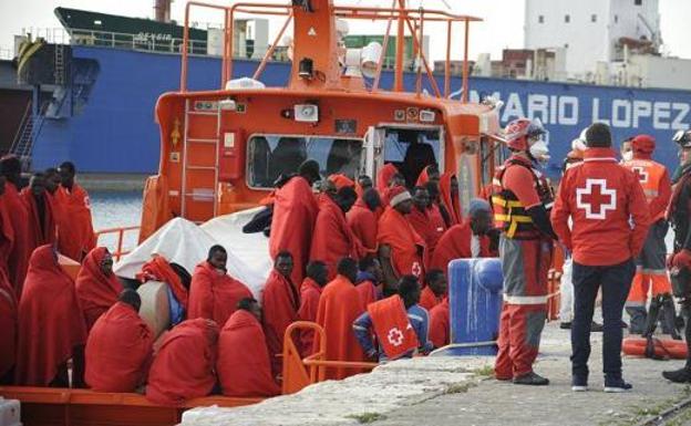 Trasladan a Málaga a 64 inmigrantes de una patera rescatada en el Mar de Alborán