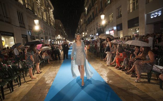 Pasarela Larios viste a la mujer empoderada, incluso en la lluvia