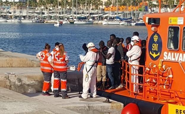Rescatados y trasladados a Málaga 152 migrantes que viajaban en una patera