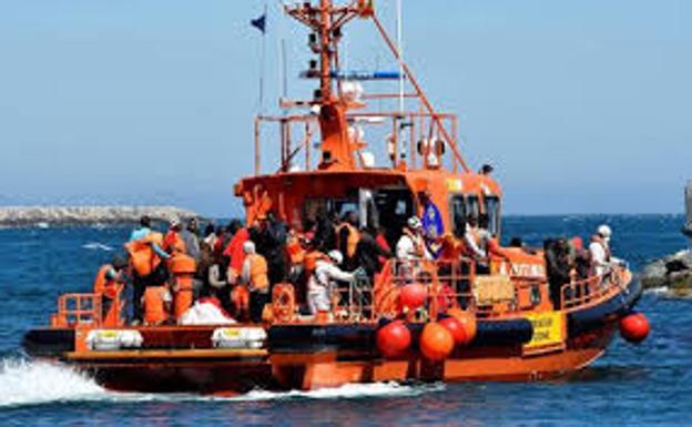Trasladan a Málaga a 161 migrantes rescatados en una patera en el Mar de Alborán