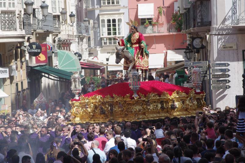 La procesión extraordinaria de la Pollinica reúne a miles de personas en Málaga