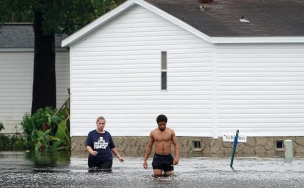 Florence deja ciudades cercadas y 16 muertos