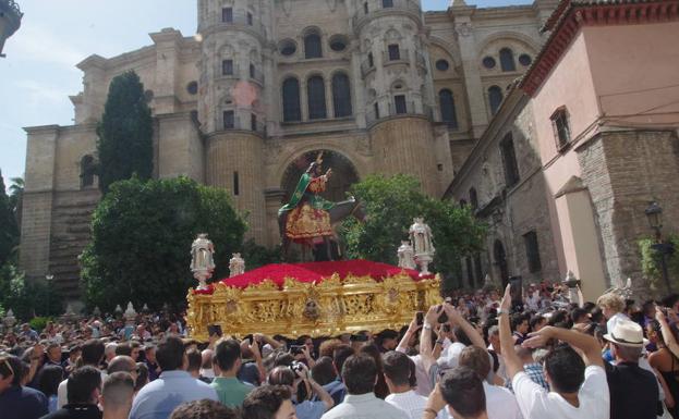 Miles de personas arropan a la Pollinica en su procesión extraordinaria