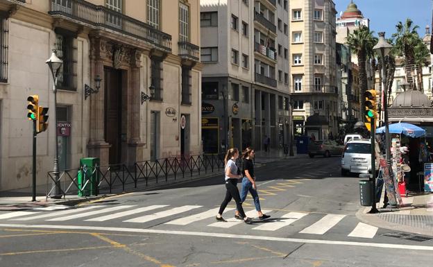 El paso de cebra de la curva de Puerta del Mar ya es una realidad