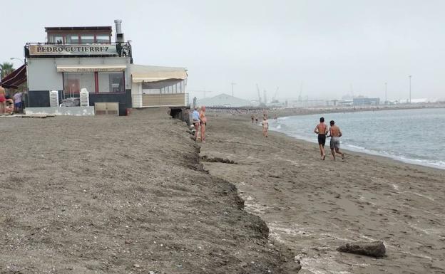 La playa de Huelin se queda sin arena antes de que acabe el verano