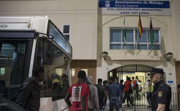 Málaga se queda sin polideportivos para atender a los inmigrantes