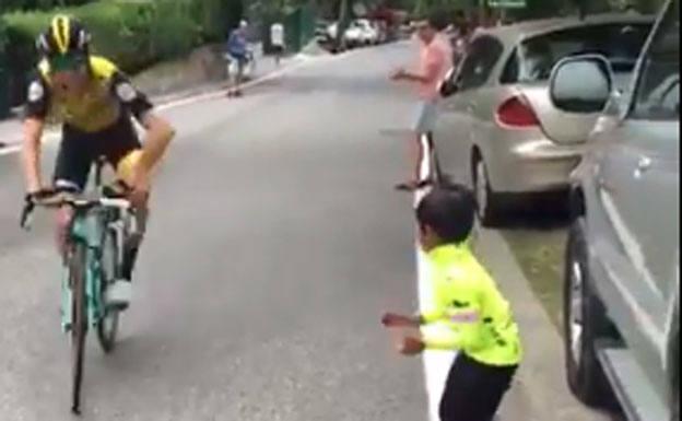 El gesto del ciclista George Bennett con un niño durante la Vuelta a España conmueve a las redes sociales