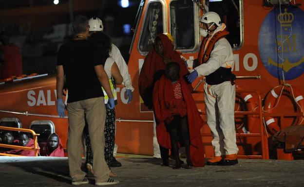 Trasladan al puerto a 56 inmigrantes de una patera con un fallecido