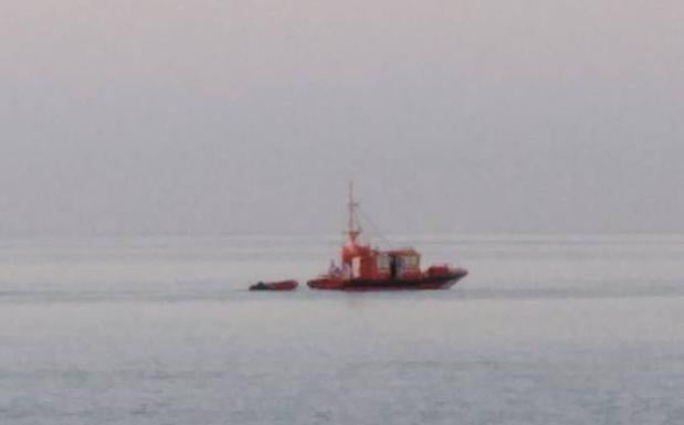 Una segunda patera con migrantes magrebíes alcanza la playa de La Torrecilla de Nerja en menos de una semana